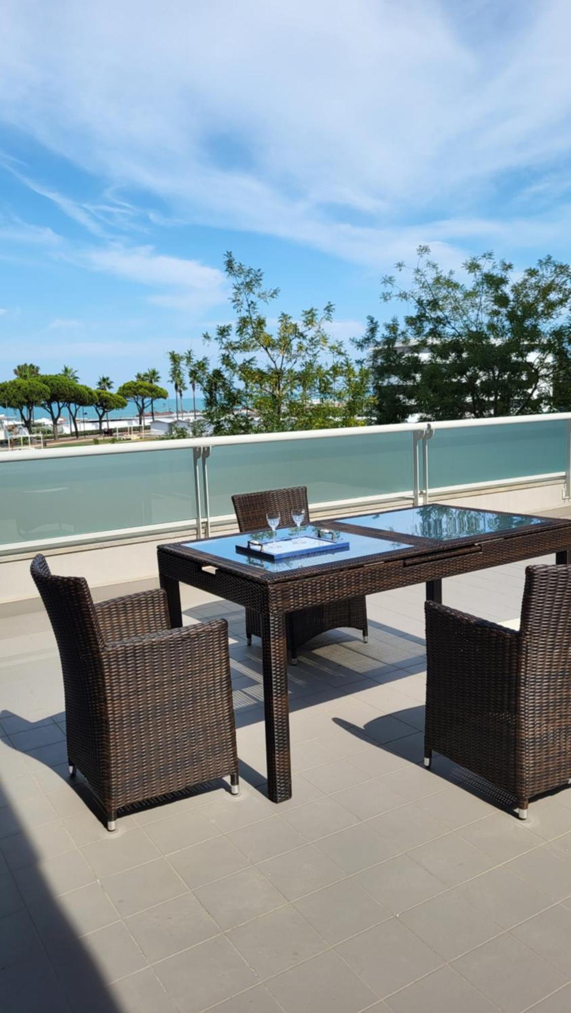 White-Blue Vibes, Seafront 2-Bedroom Apt Montesilvano Marina Zewnętrze zdjęcie